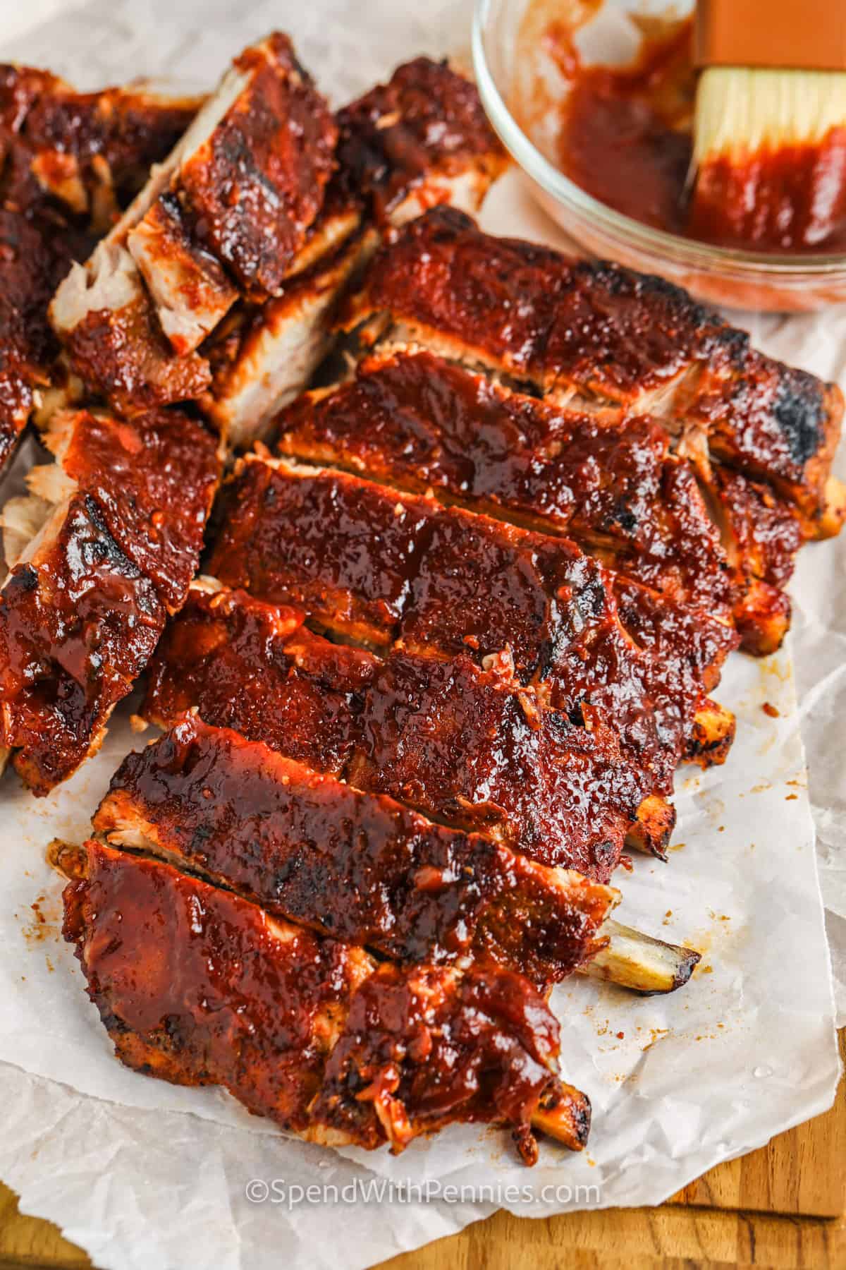 Baby Ribs BBQ — Costillitas de cerdo barbecue con salsa sour cream.