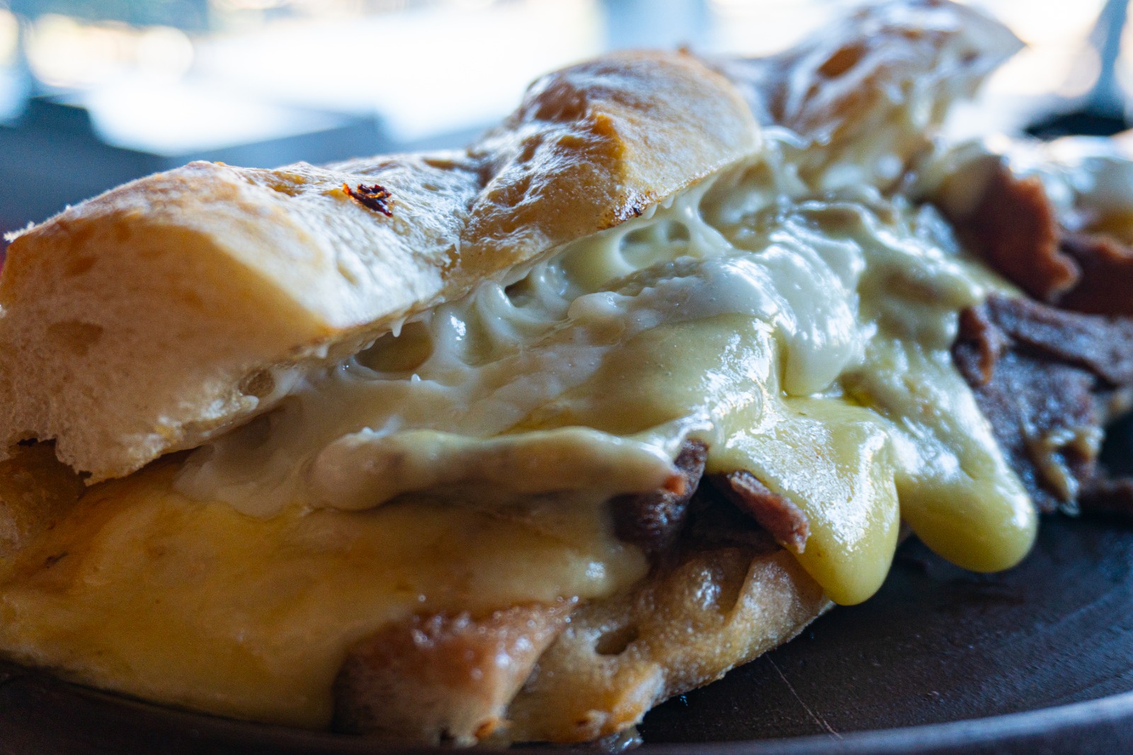 Luco Style — Churrasco sazonado, queso fundido, opcional mayo casera.