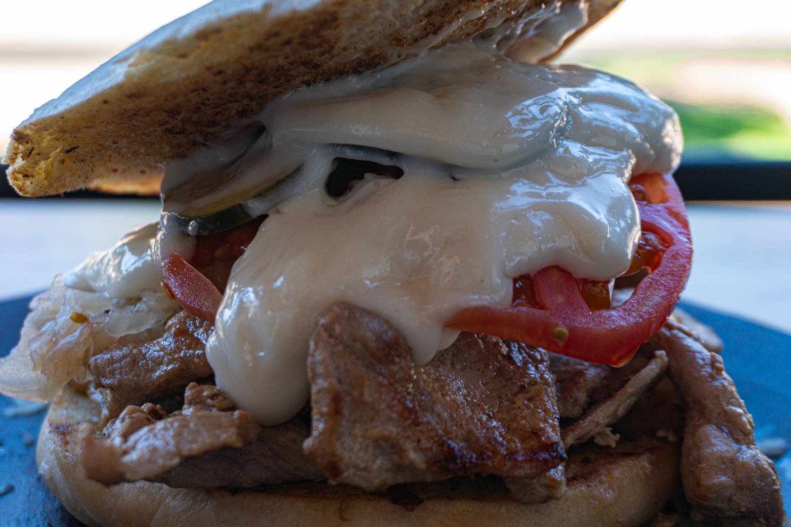 Lomito Germánico — Lomito especiado a las finas hierbas, chucrut, pepinillo, tomate y mayo casera.