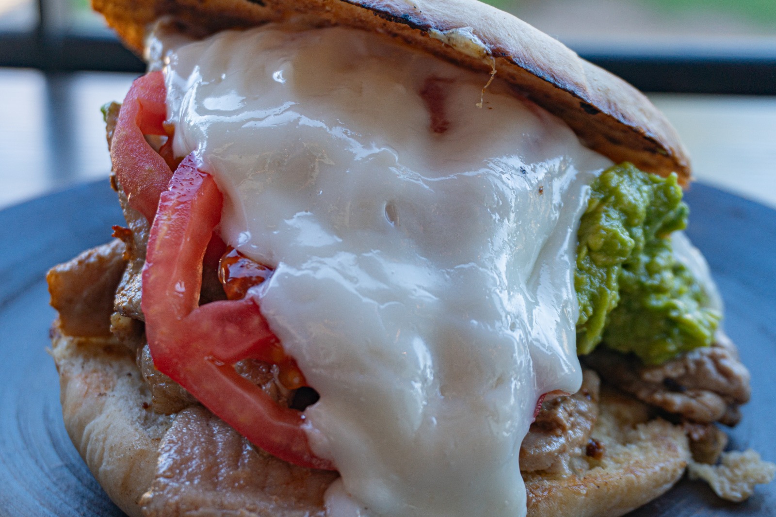 Lomito Italiano — Lomito especiado a las finas hierbas, palta, tomate y mayo casera.