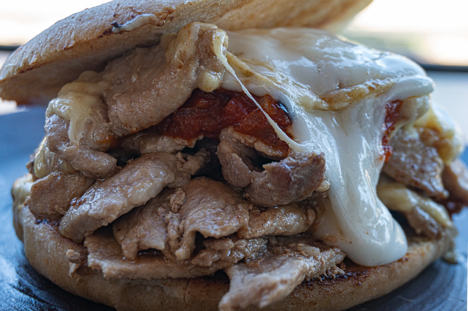 Lomito Mister Pig — Lomito especiado a las finas hierbas, queso fundido, salsa pomodoro de tomate y
