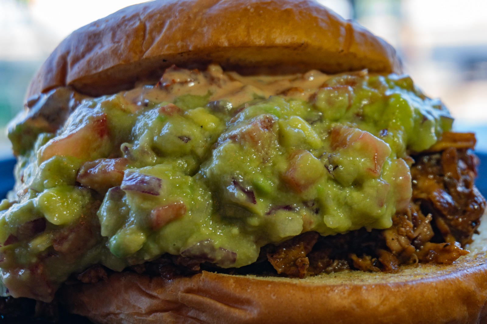 Mexican Spicy — Pulled pork, guacamole, aros de cebolla frita y salsa de chipotle.