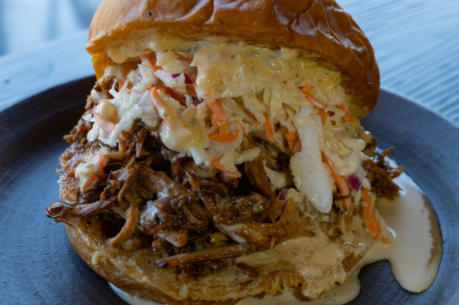 New York Yankee — Pulled pork, coleslaw cremoso, cebolla morada y salsa de mostaza y mayo.